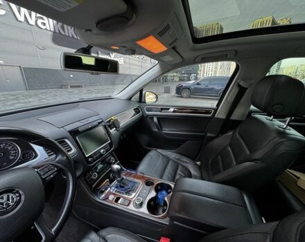 Серый Фольксваген Туарег, объемом двигателя 3 л и пробегом 237 тыс. км за 17500 $, фото 7 на Automoto.ua