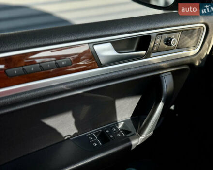 Серый Фольксваген Туарег, объемом двигателя 3 л и пробегом 222 тыс. км за 20800 $, фото 15 на Automoto.ua