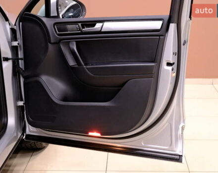 Серый Фольксваген Туарег, объемом двигателя 3 л и пробегом 219 тыс. км за 17900 $, фото 40 на Automoto.ua