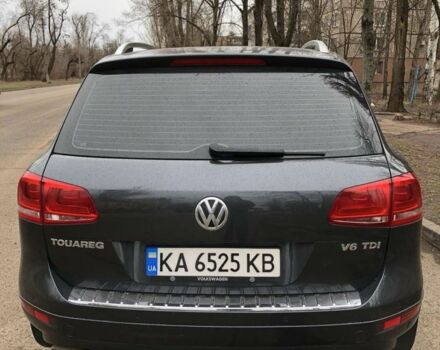 Серый Фольксваген Туарег, объемом двигателя 3 л и пробегом 263 тыс. км за 17000 $, фото 2 на Automoto.ua