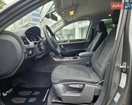 Сірий Фольксваген Туарег, об'ємом двигуна 2.97 л та пробігом 263 тис. км за 18790 $, фото 17 на Automoto.ua