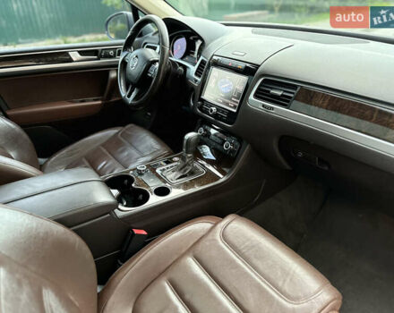 Серый Фольксваген Туарег, объемом двигателя 2.97 л и пробегом 261 тыс. км за 18000 $, фото 28 на Automoto.ua