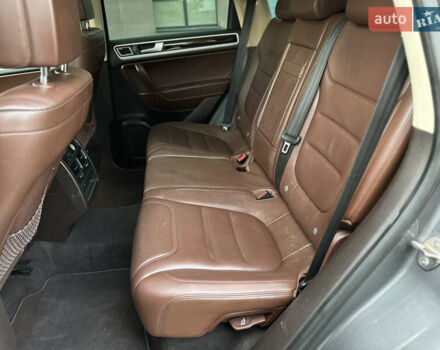 Серый Фольксваген Туарег, объемом двигателя 2.97 л и пробегом 261 тыс. км за 18000 $, фото 25 на Automoto.ua