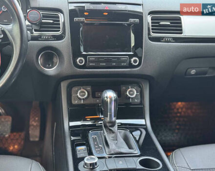 Сірий Фольксваген Туарег, об'ємом двигуна 3 л та пробігом 229 тис. км за 18100 $, фото 19 на Automoto.ua