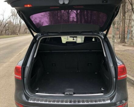 Серый Фольксваген Туарег, объемом двигателя 3 л и пробегом 263 тыс. км за 17000 $, фото 3 на Automoto.ua