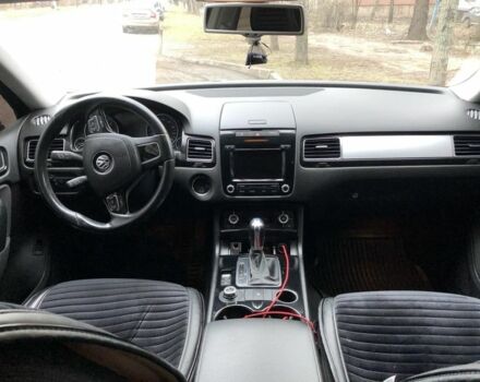 Серый Фольксваген Туарег, объемом двигателя 3 л и пробегом 263 тыс. км за 17000 $, фото 5 на Automoto.ua