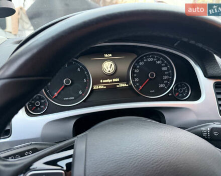 Серый Фольксваген Туарег, объемом двигателя 2.97 л и пробегом 223 тыс. км за 16500 $, фото 4 на Automoto.ua