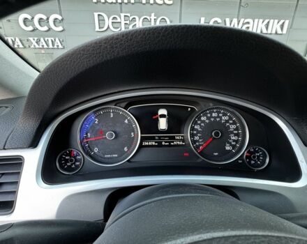 Серый Фольксваген Туарег, объемом двигателя 3 л и пробегом 237 тыс. км за 17500 $, фото 6 на Automoto.ua