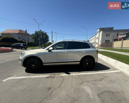 Серый Фольксваген Туарег, объемом двигателя 2.97 л и пробегом 330 тыс. км за 16500 $, фото 2 на Automoto.ua