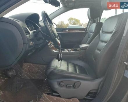 Серый Фольксваген Туарег, объемом двигателя 3 л и пробегом 251 тыс. км за 2400 $, фото 6 на Automoto.ua