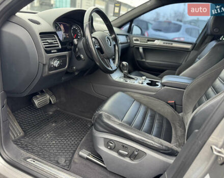 Сірий Фольксваген Туарег, об'ємом двигуна 3 л та пробігом 190 тис. км за 23800 $, фото 64 на Automoto.ua