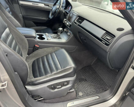 Сірий Фольксваген Туарег, об'ємом двигуна 3 л та пробігом 190 тис. км за 23800 $, фото 38 на Automoto.ua