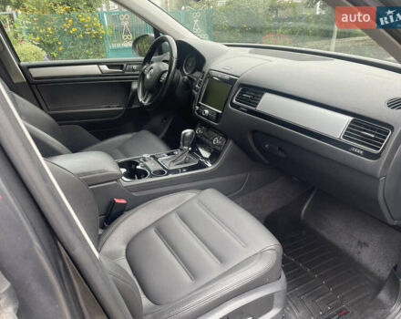 Серый Фольксваген Туарег, объемом двигателя 3 л и пробегом 278 тыс. км за 17500 $, фото 25 на Automoto.ua