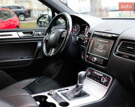 Серый Фольксваген Туарег, объемом двигателя 2.97 л и пробегом 142 тыс. км за 25500 $, фото 26 на Automoto.ua