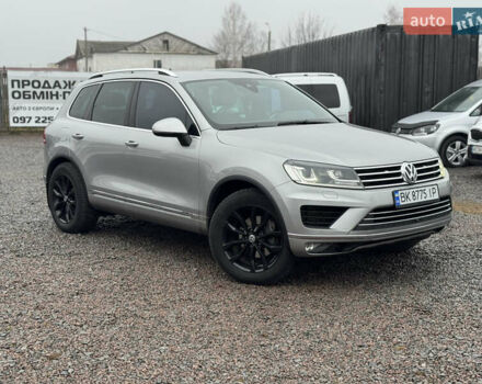 Сірий Фольксваген Туарег, об'ємом двигуна 3 л та пробігом 190 тис. км за 23800 $, фото 20 на Automoto.ua