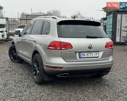 Сірий Фольксваген Туарег, об'ємом двигуна 3 л та пробігом 190 тис. км за 23800 $, фото 27 на Automoto.ua