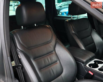 Серый Фольксваген Туарег, объемом двигателя 2.97 л и пробегом 142 тыс. км за 25500 $, фото 25 на Automoto.ua