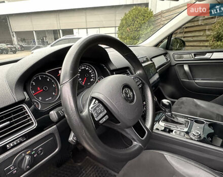 Сірий Фольксваген Туарег, об'ємом двигуна 3 л та пробігом 210 тис. км за 20800 $, фото 4 на Automoto.ua