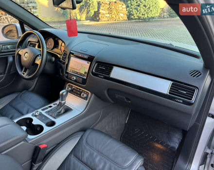 Серый Фольксваген Туарег, объемом двигателя 3 л и пробегом 250 тыс. км за 20500 $, фото 68 на Automoto.ua