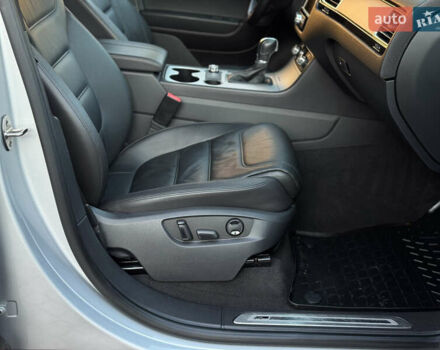 Серый Фольксваген Туарег, объемом двигателя 3 л и пробегом 250 тыс. км за 20500 $, фото 66 на Automoto.ua