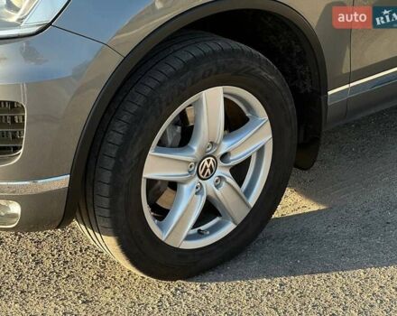 Серый Фольксваген Туарег, объемом двигателя 2.97 л и пробегом 274 тыс. км за 20500 $, фото 7 на Automoto.ua