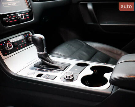 Серый Фольксваген Туарег, объемом двигателя 2.97 л и пробегом 142 тыс. км за 25500 $, фото 32 на Automoto.ua