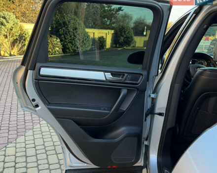 Серый Фольксваген Туарег, объемом двигателя 3 л и пробегом 250 тыс. км за 20500 $, фото 54 на Automoto.ua