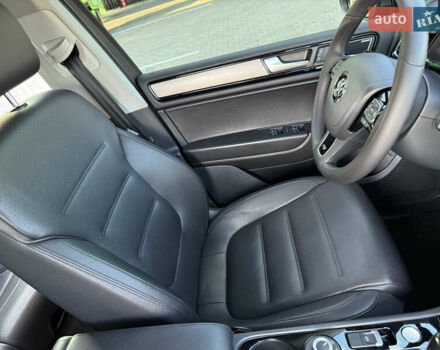 Сірий Фольксваген Туарег, об'ємом двигуна 2.97 л та пробігом 280 тис. км за 23000 $, фото 24 на Automoto.ua