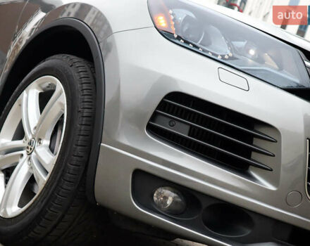 Серый Фольксваген Туарег, объемом двигателя 2.97 л и пробегом 142 тыс. км за 25500 $, фото 6 на Automoto.ua