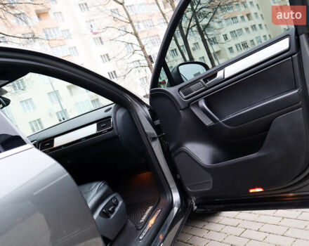 Серый Фольксваген Туарег, объемом двигателя 2.97 л и пробегом 142 тыс. км за 25500 $, фото 22 на Automoto.ua