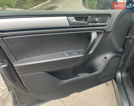 Серый Фольксваген Туарег, объемом двигателя 3 л и пробегом 278 тыс. км за 17500 $, фото 16 на Automoto.ua