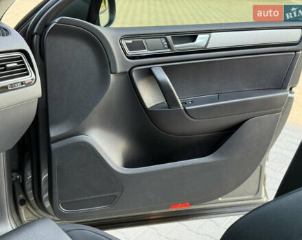 Сірий Фольксваген Туарег, об'ємом двигуна 2.97 л та пробігом 280 тис. км за 23000 $, фото 29 на Automoto.ua