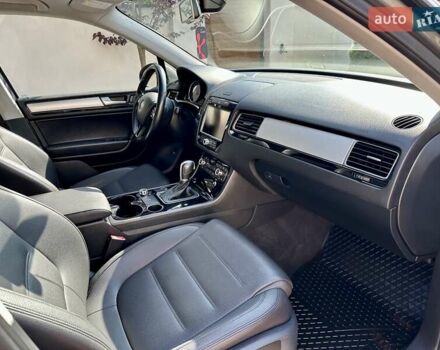 Серый Фольксваген Туарег, объемом двигателя 3 л и пробегом 228 тыс. км за 19999 $, фото 25 на Automoto.ua