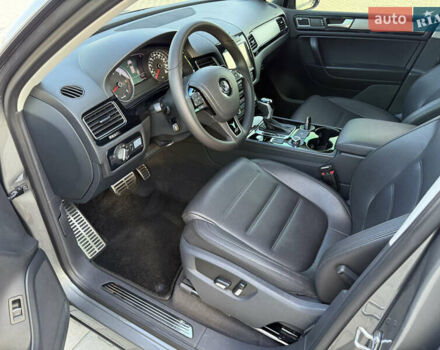 Сірий Фольксваген Туарег, об'ємом двигуна 2.97 л та пробігом 280 тис. км за 23000 $, фото 18 на Automoto.ua