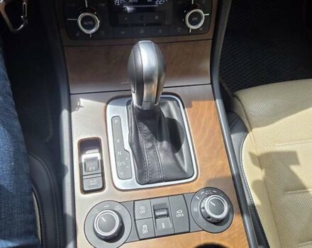 Серый Фольксваген Туарег, объемом двигателя 2.97 л и пробегом 292 тыс. км за 23000 $, фото 25 на Automoto.ua