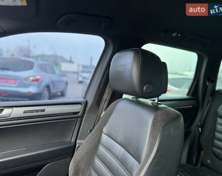 Сірий Фольксваген Туарег, об'ємом двигуна 3 л та пробігом 190 тис. км за 23800 $, фото 48 на Automoto.ua