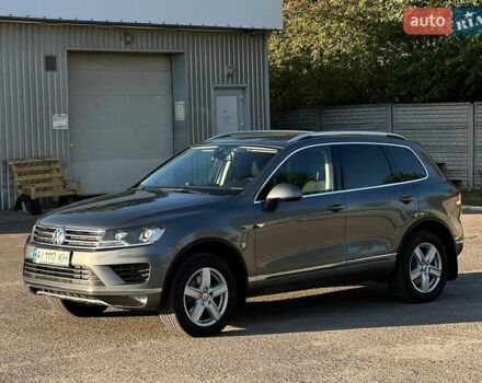 Серый Фольксваген Туарег, объемом двигателя 2.97 л и пробегом 274 тыс. км за 20500 $, фото 2 на Automoto.ua