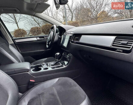 Сірий Фольксваген Туарег, об'ємом двигуна 3 л та пробігом 210 тис. км за 20800 $, фото 5 на Automoto.ua