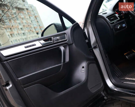 Серый Фольксваген Туарег, объемом двигателя 2.97 л и пробегом 142 тыс. км за 25500 $, фото 29 на Automoto.ua