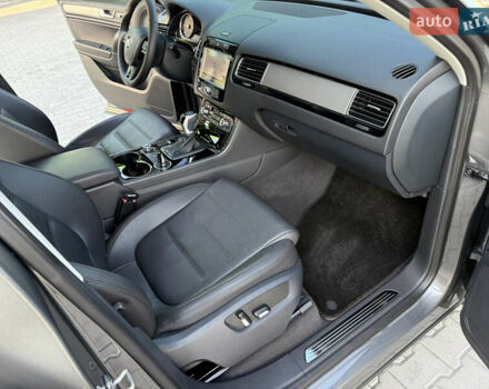 Сірий Фольксваген Туарег, об'ємом двигуна 2.97 л та пробігом 280 тис. км за 23000 $, фото 36 на Automoto.ua