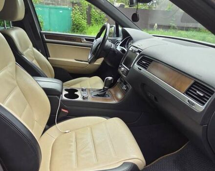 Серый Фольксваген Туарег, объемом двигателя 2.97 л и пробегом 292 тыс. км за 23000 $, фото 19 на Automoto.ua