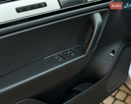 Серый Фольксваген Туарег, объемом двигателя 3 л и пробегом 250 тыс. км за 20500 $, фото 32 на Automoto.ua