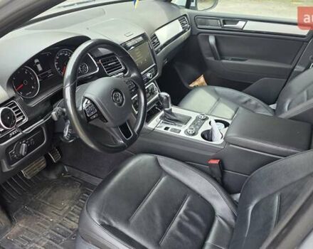 Серый Фольксваген Туарег, объемом двигателя 3 л и пробегом 275 тыс. км за 20500 $, фото 6 на Automoto.ua