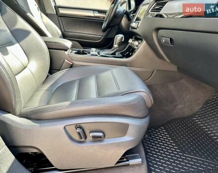 Серый Фольксваген Туарег, объемом двигателя 3 л и пробегом 228 тыс. км за 19999 $, фото 24 на Automoto.ua