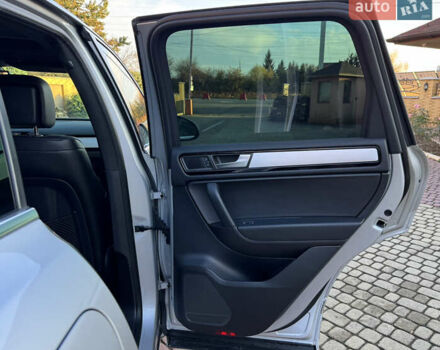 Серый Фольксваген Туарег, объемом двигателя 3 л и пробегом 250 тыс. км за 20500 $, фото 60 на Automoto.ua