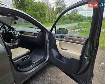 Серый Фольксваген Туарег, объемом двигателя 2.97 л и пробегом 292 тыс. км за 23000 $, фото 20 на Automoto.ua