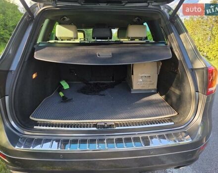 Серый Фольксваген Туарег, объемом двигателя 2.97 л и пробегом 292 тыс. км за 23000 $, фото 1 на Automoto.ua