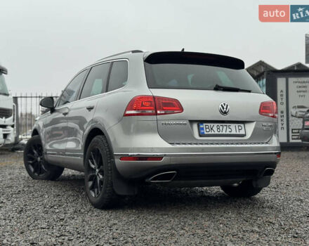 Сірий Фольксваген Туарег, об'ємом двигуна 3 л та пробігом 190 тис. км за 23800 $, фото 23 на Automoto.ua