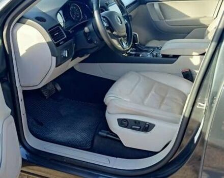 Серый Фольксваген Туарег, объемом двигателя 2.97 л и пробегом 243 тыс. км за 24000 $, фото 9 на Automoto.ua