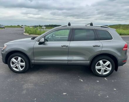 Сірий Фольксваген Туарег, об'ємом двигуна 3 л та пробігом 82 тис. км за 3900 $, фото 2 на Automoto.ua